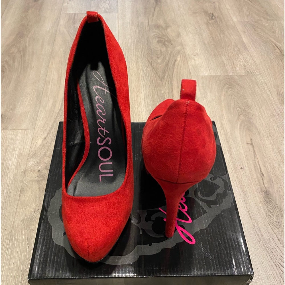 Gently used size 8 red pumps